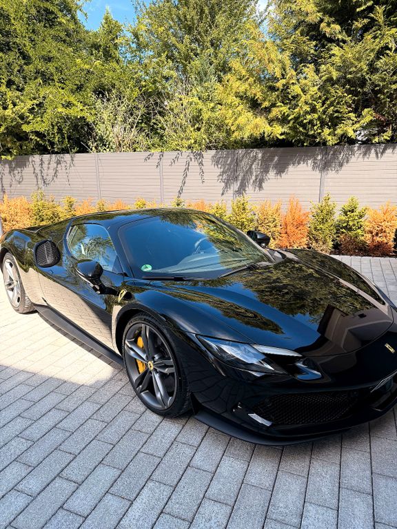 Bild des Angebotes Ferrari 296 GTS  Nero, Plug in, Hybrid  - MwSt. auswsb.