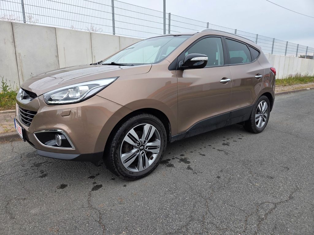 Hyundai ix35 2.0l CRDi 4WD 1HAND AHK 8 FACH HU NEU