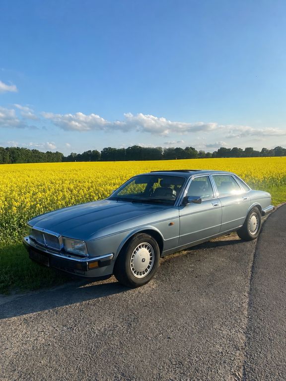 Jaguar XJ40