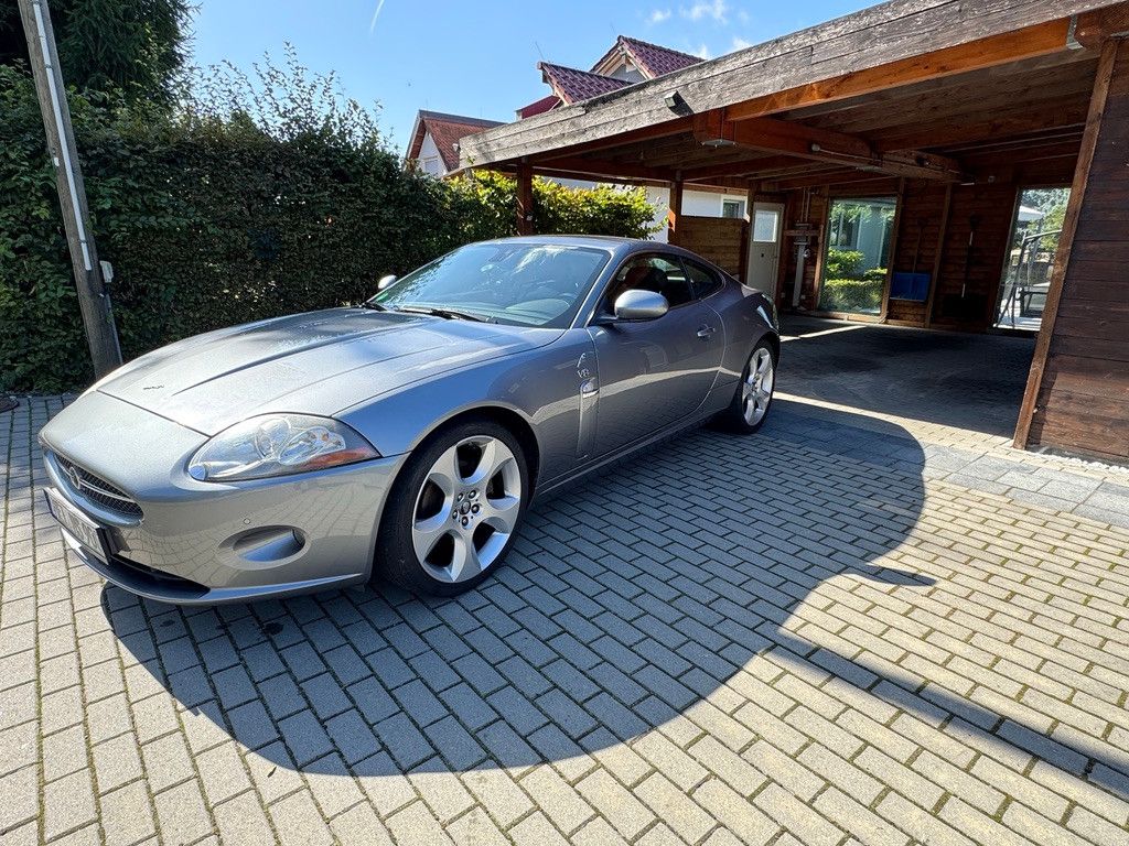 Jaguar XK 4.2L V8 Coupé -