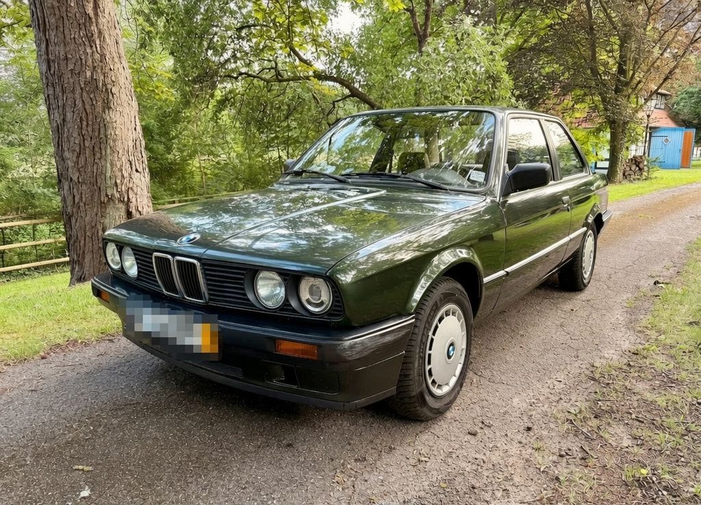 BMW E30 320i