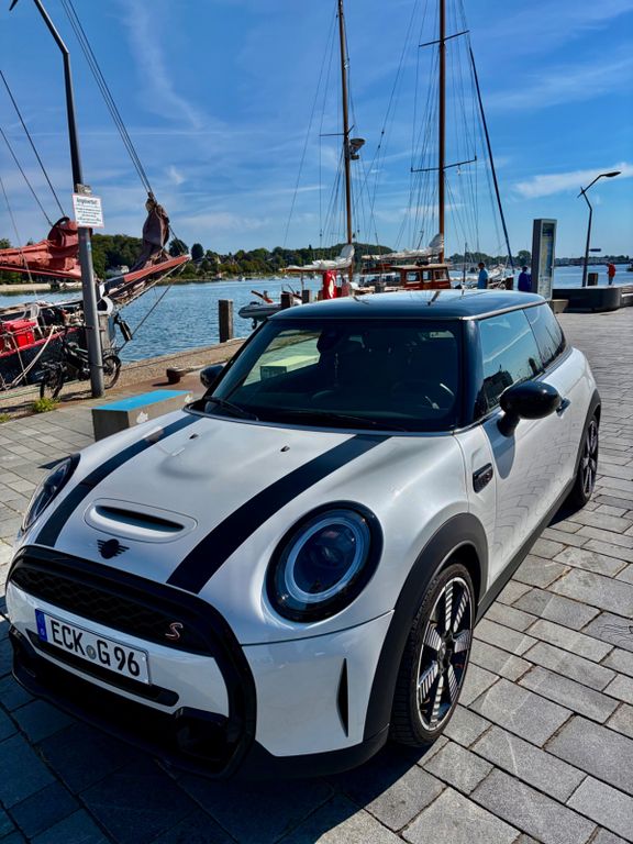 Bild des Angebotes MINI Cooper S Essential Trim Steptronic Essential...