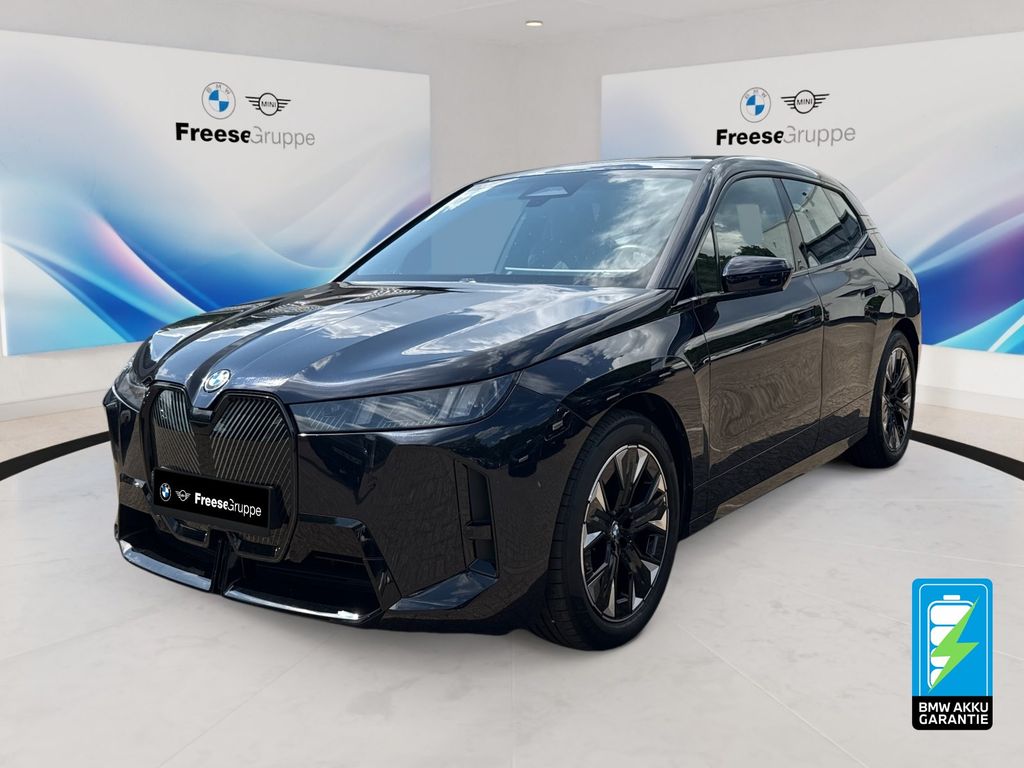 Bild des Angebotes BMW iX xDrive60 STANDHZ MASSAGE PANO RFK HIFI XDRIVE