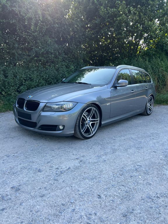Bild des Angebotes BMW 330i Touring -