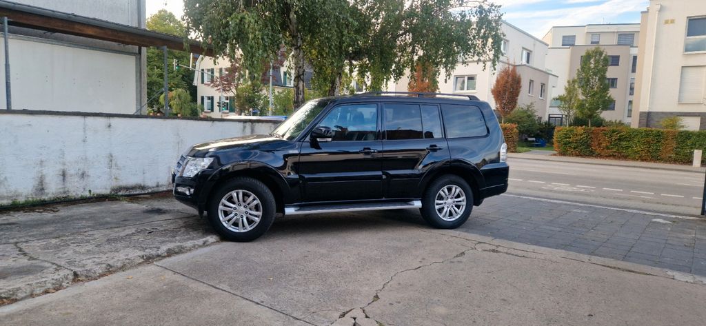 Bild des Angebotes Mitsubishi Pajero 3.2 DI-D Diamant Edition 7 Sitze AHK
