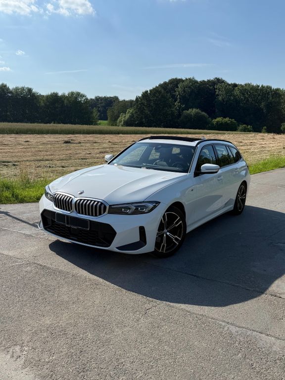 Bild des Angebotes BMW 320i Touring M Sport Paket Pano & Harman Kardon