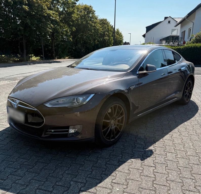 Tesla Model S P85