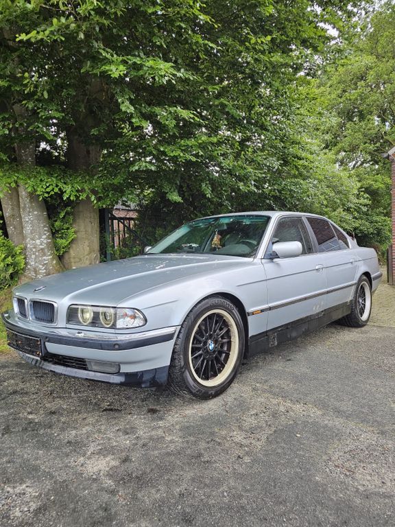 Bild des Angebotes BMW 735i mit TÜV bis 02/2028 bald Oldtimer