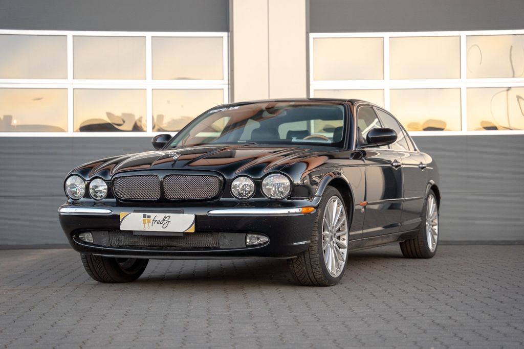 Bild des Angebotes Jaguar XJ8 XJR (X350) - 4,2V8 Kompressor - all-black