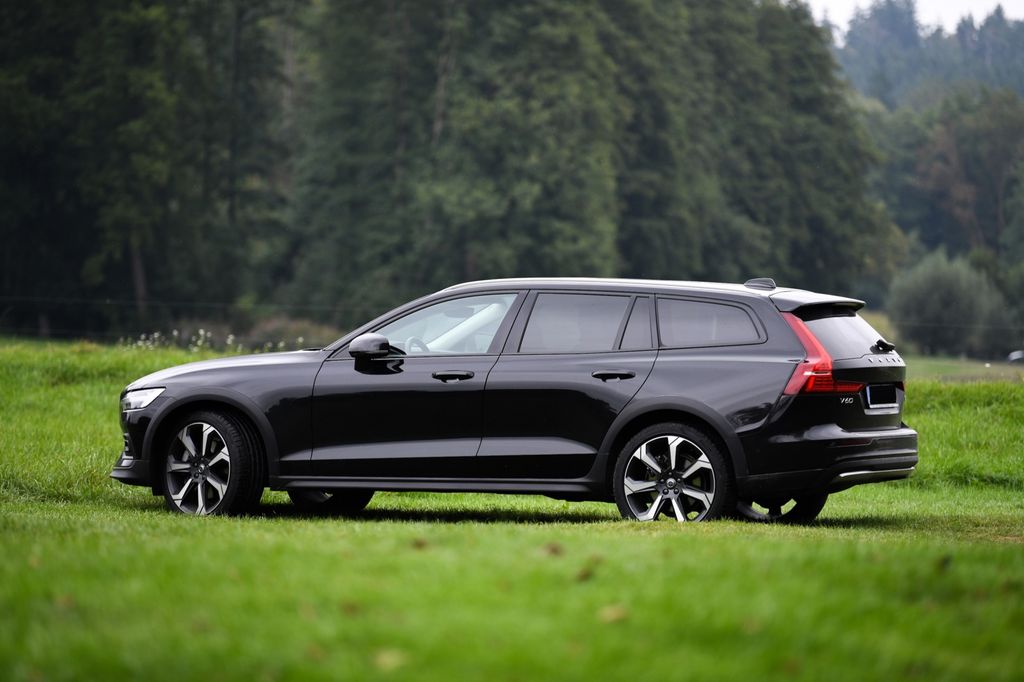 Bild des Angebotes Volvo V60 CC B5 AWD Ultimate BOWER&WILKINS, AHK