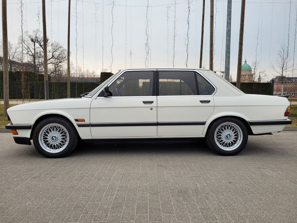 BMW M5 E28