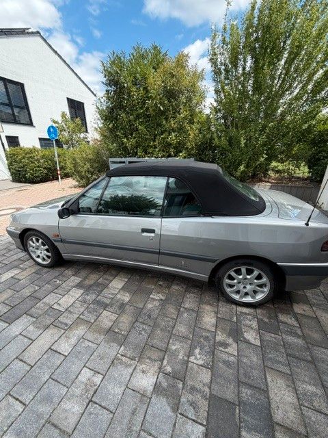Bild des Angebotes Peugeot 306 1.8 Cabrio Cabrio Pinifarina H-Kennzeichen