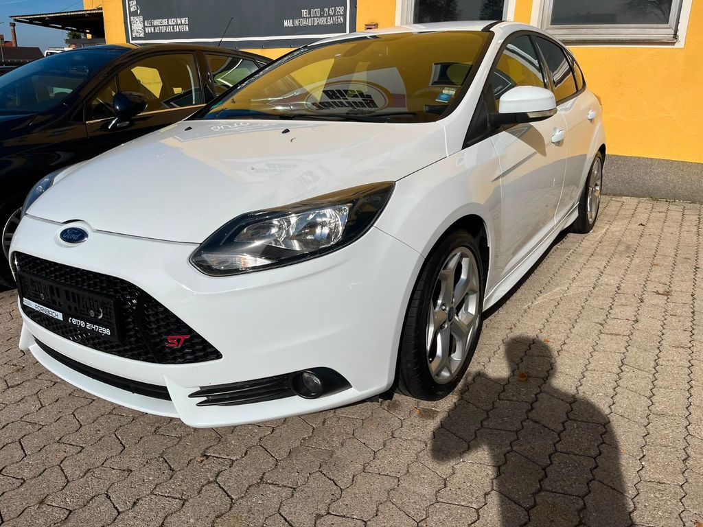 Ford Focus Lim. ST*1.HAND*RECARO*250PS*TÜV NEU