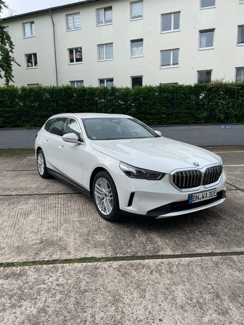 Bild des Angebotes BMW i5 eDrive40 Touring - AHK