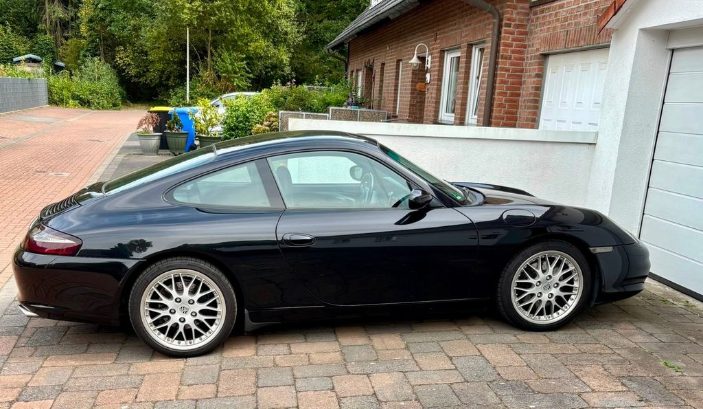 Porsche 996 Carrera Coupé. Schwarz, Sportauspuff, Klima