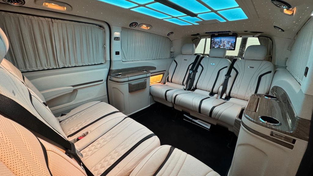 Bild des Angebotes Mercedes-Benz V300 AMG 4Matic 8 Echtleder Sitze *VIP Shuttle*