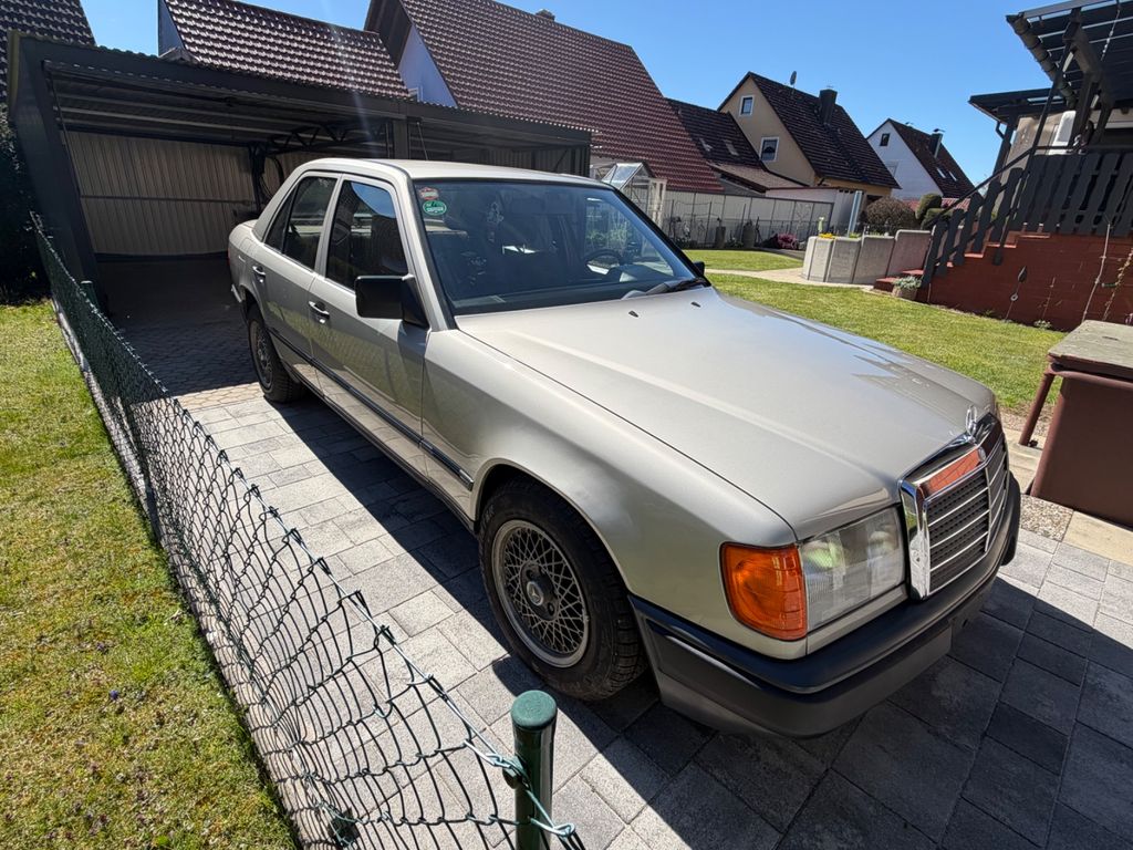 Bild des Angebotes Mercedes-Benz W124 E 230 Limousine Metallic