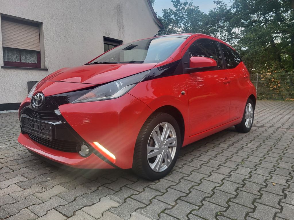 Bild des Angebotes Toyota Aygo (X) 1,0-l-VVT-i x-wave rot guter Zustand