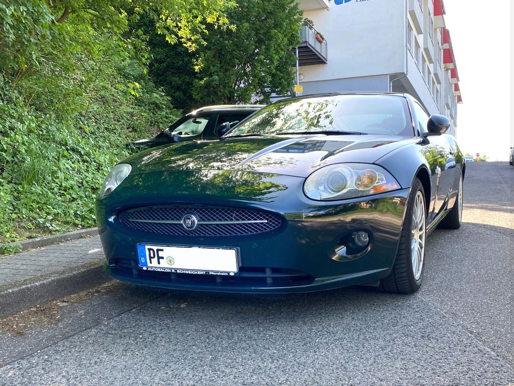Jaguar XK 4.2L V8 Coupé -Hingucker in Racing Green