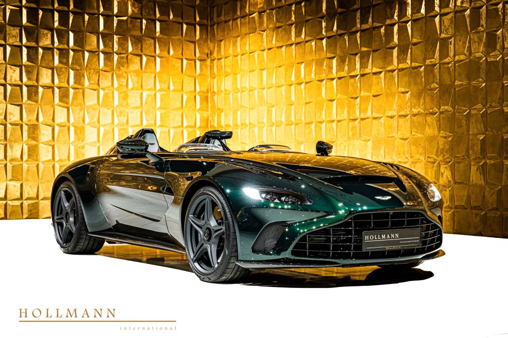 Bild des Angebotes Aston Martin V12 SPEEDSTER + CARBON HELMETS
