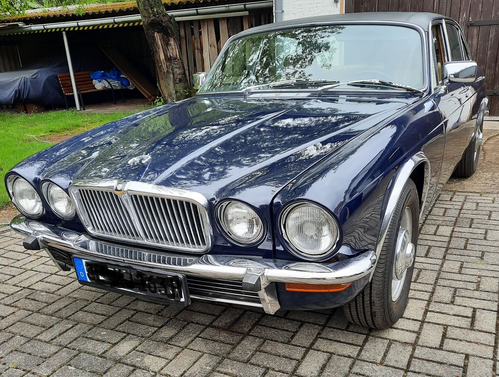 Bild des Angebotes Jaguar XJ12 L 5,3 Serie 2 in Royal Blue.