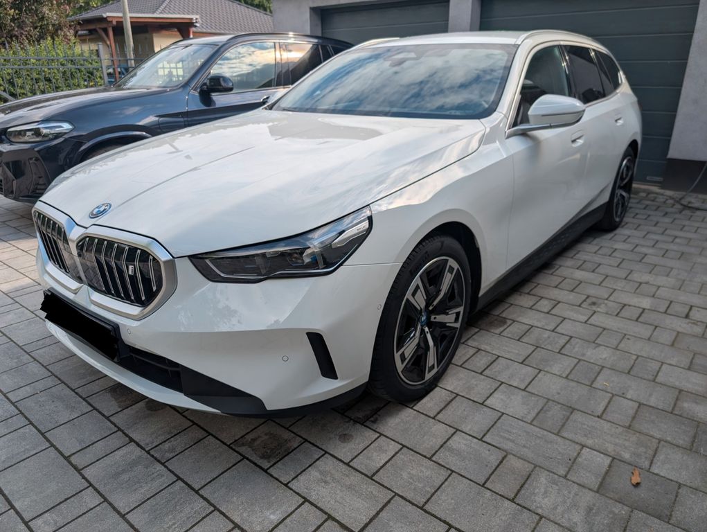 Bild des Angebotes BMW i5 eDrive40 Touring,HUD,Inno Paket,Fahrwerk Prof