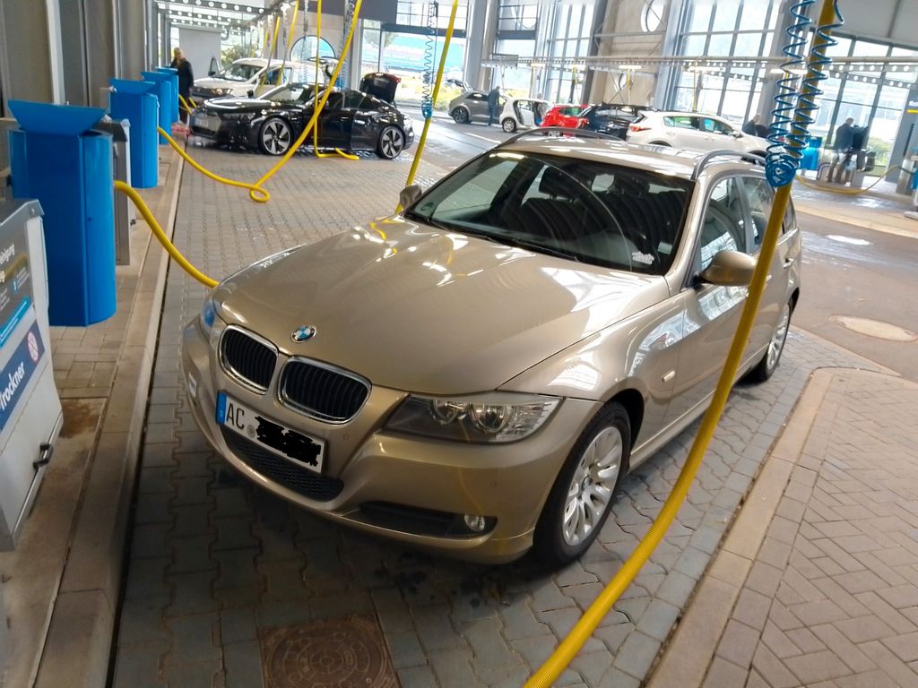 Bild des Angebotes BMW 320i Touring - AHK, Klima, 8fach bereift