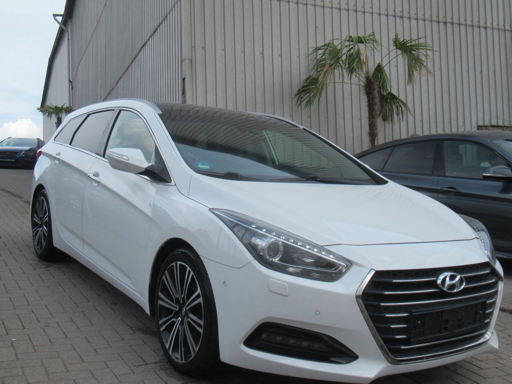 Bild des Angebotes Hyundai i40 cwblue Premium-NAVI-LEDER-PANO-KAMERA-2.HAND