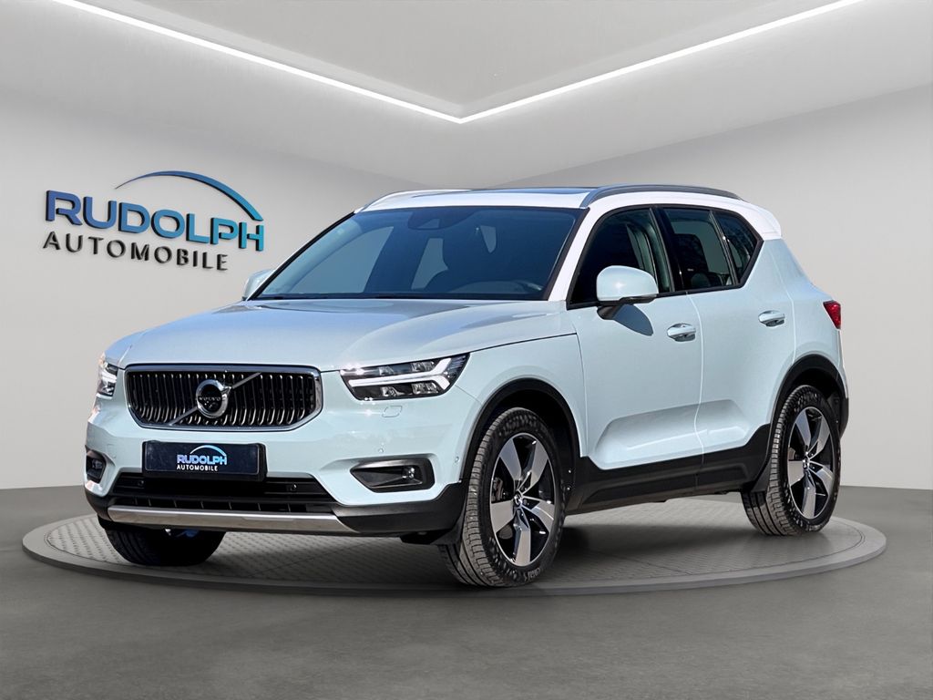 Bild des Angebotes Volvo XC40 2,0 AUTOM AWD PANO STANDHEIZ LEDER GARANTIE