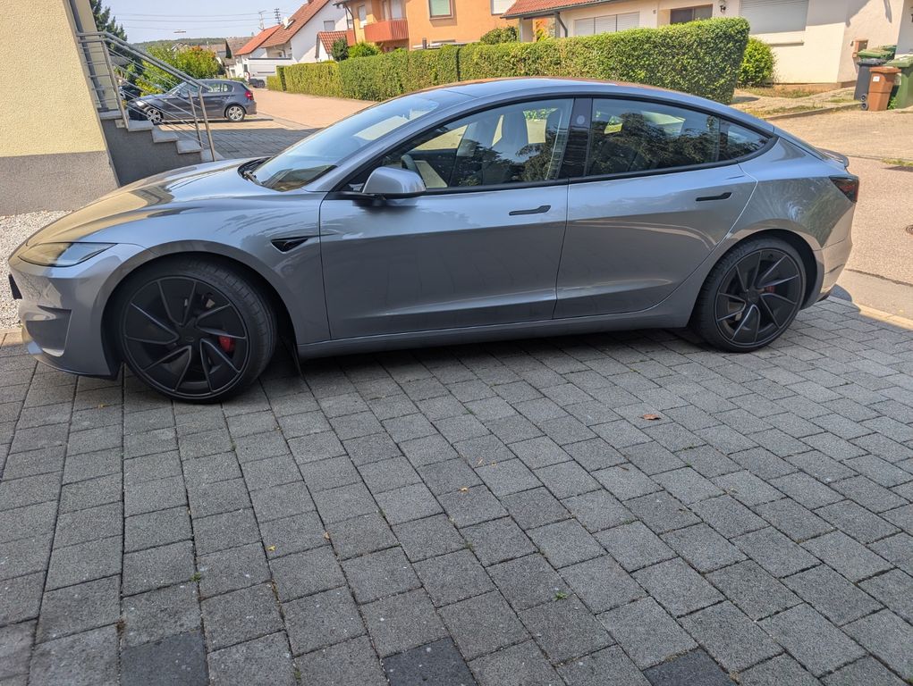 Tesla Model 3 Allradantrieb mit Dualmotor Performa...