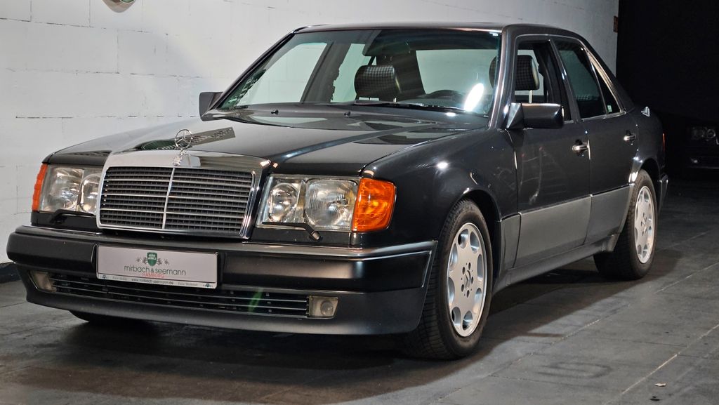 Mercedes-Benz 500E / blau-schwarz SCHECKHEFT!