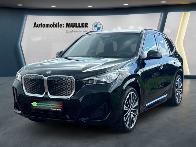Bild des Angebotes BMW iX1 xDrive30 MSport+AHK+HUD+KAMERA+ACC+ADPT. LED