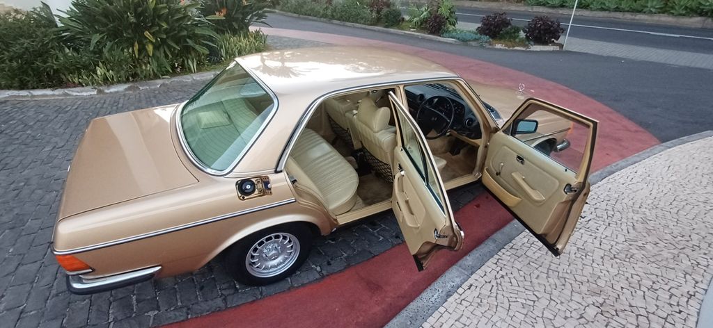 Bild des Angebotes Mercedes-Benz 240D   60.114 Km  (RHD)  (W123)