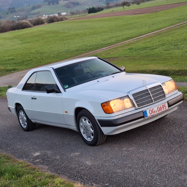 Bild des Angebotes Mercedes-Benz 230CE Weiß Liebhaberfahrzeug in Topzustand!!