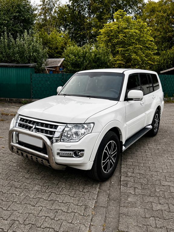 Bild des Angebotes Mitsubishi Pajero 3,2 DI-D 4WD Diamant Edition Automati...