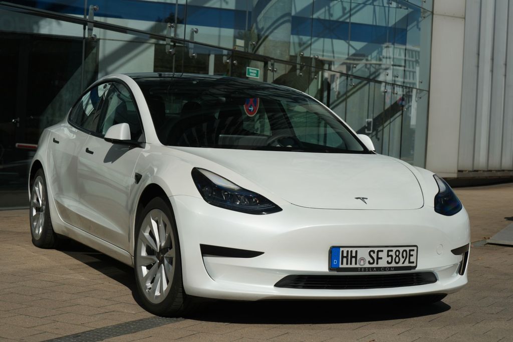 Bild des Angebotes Tesla Model 3 RWD, HU neu 05/28, 1. Hand, 19% MwSt.