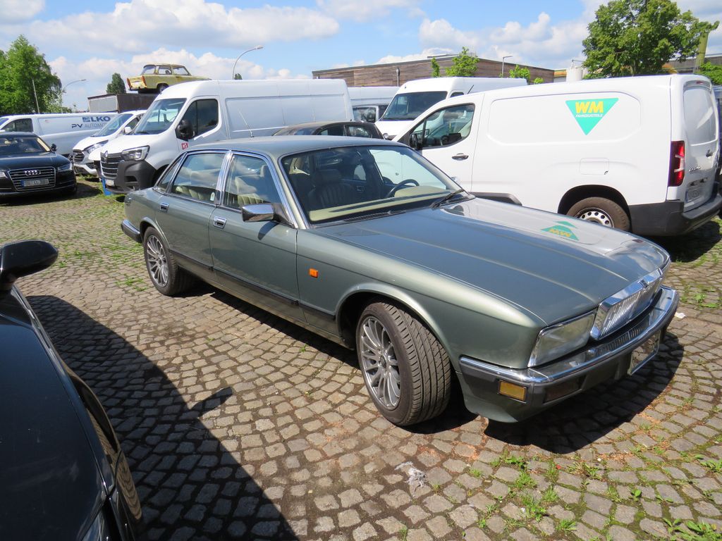 Jaguar XJ