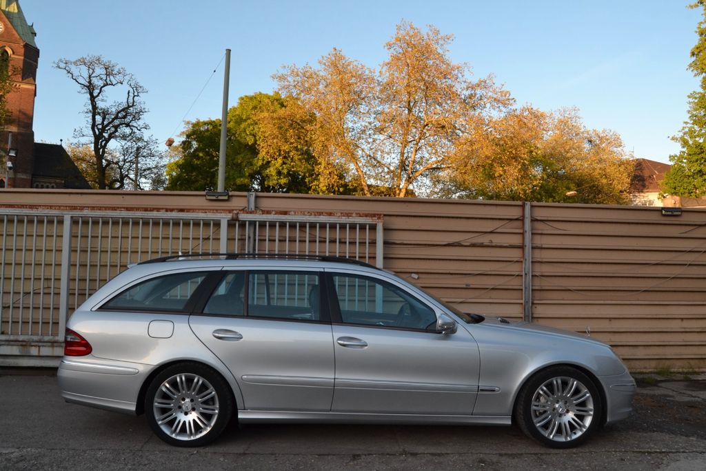 Bild des Angebotes Mercedes-Benz E 500 T AVANTGARDE*1.HAND*SPORTPAKET*NAVI*LEDER*