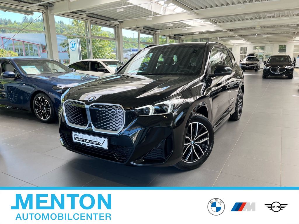 Bild des Angebotes BMW iX1 xDrive30 M Sportpaket AHK/Aktivsitze vo./HuD