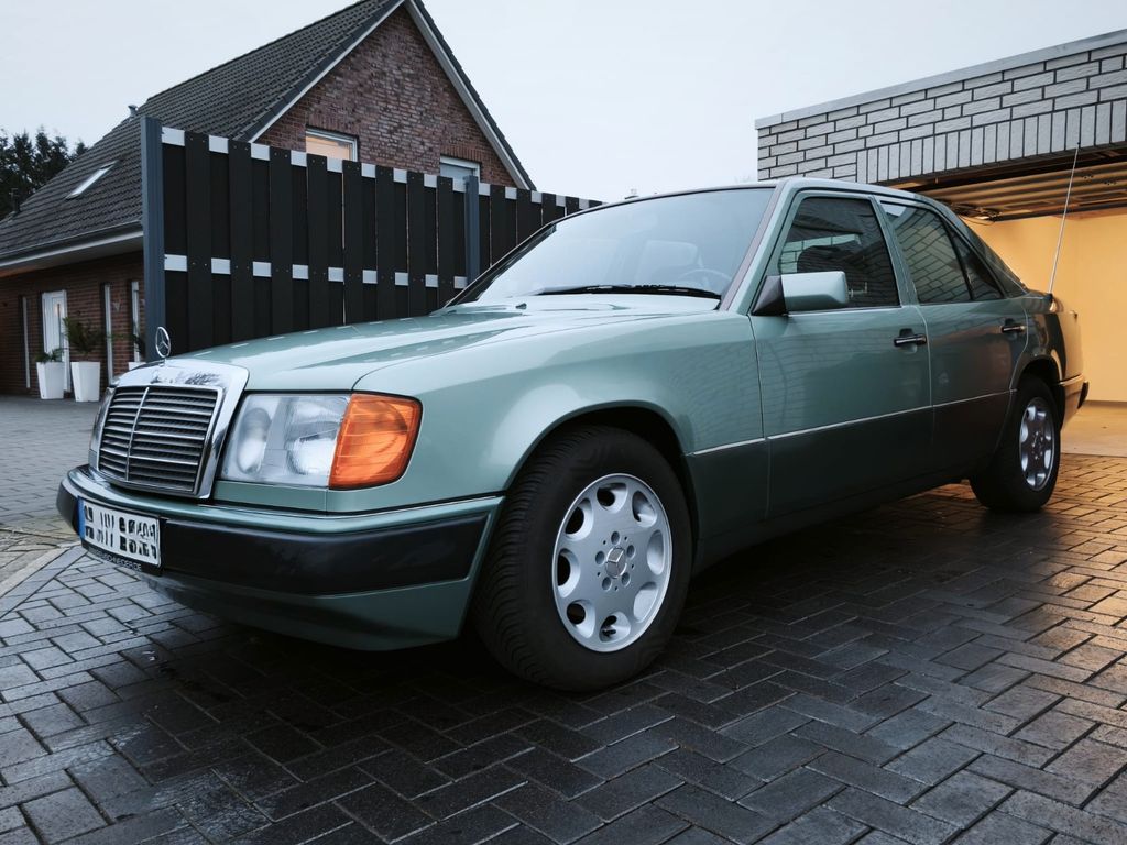 Bild des Angebotes Mercedes-Benz E 230 / W124 Automatik, H-Zulassung, Schiebedach