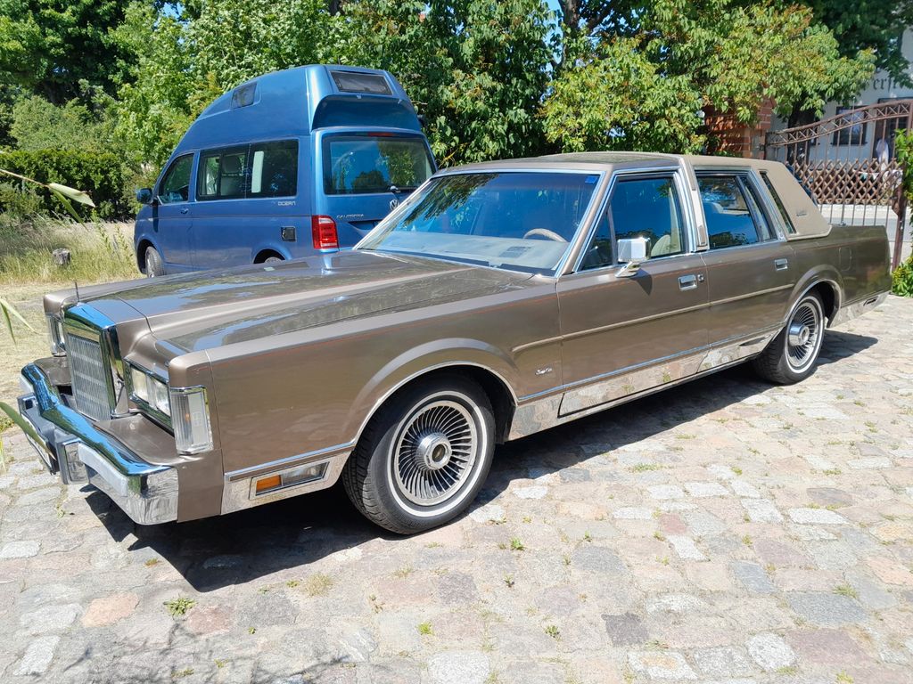Lincoln Town Car I, 8 Zylinder