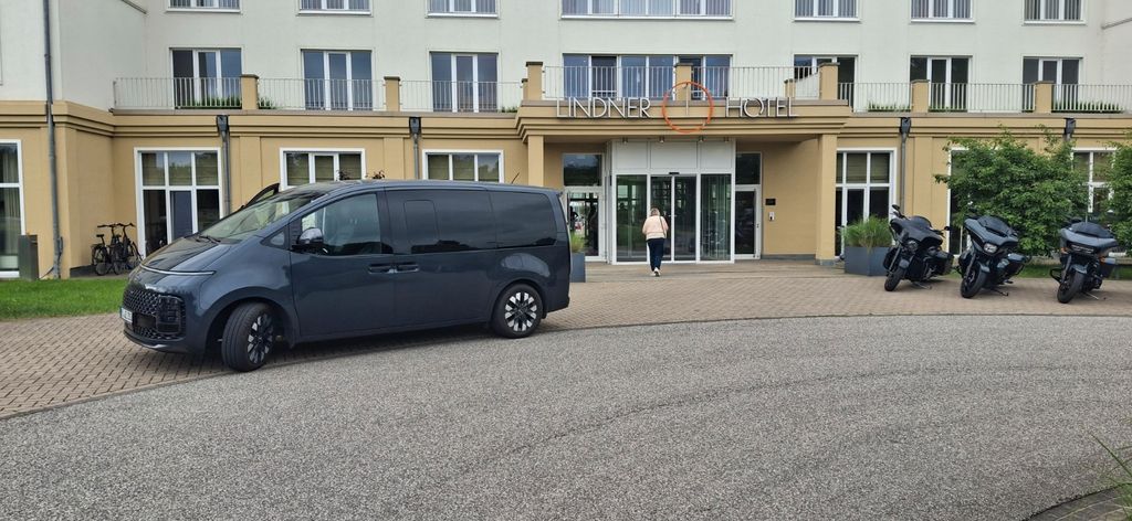 Bild des Angebotes Hyundai STARIA 2.2 CRDi Signature 7-Sitzer Auto 4WD