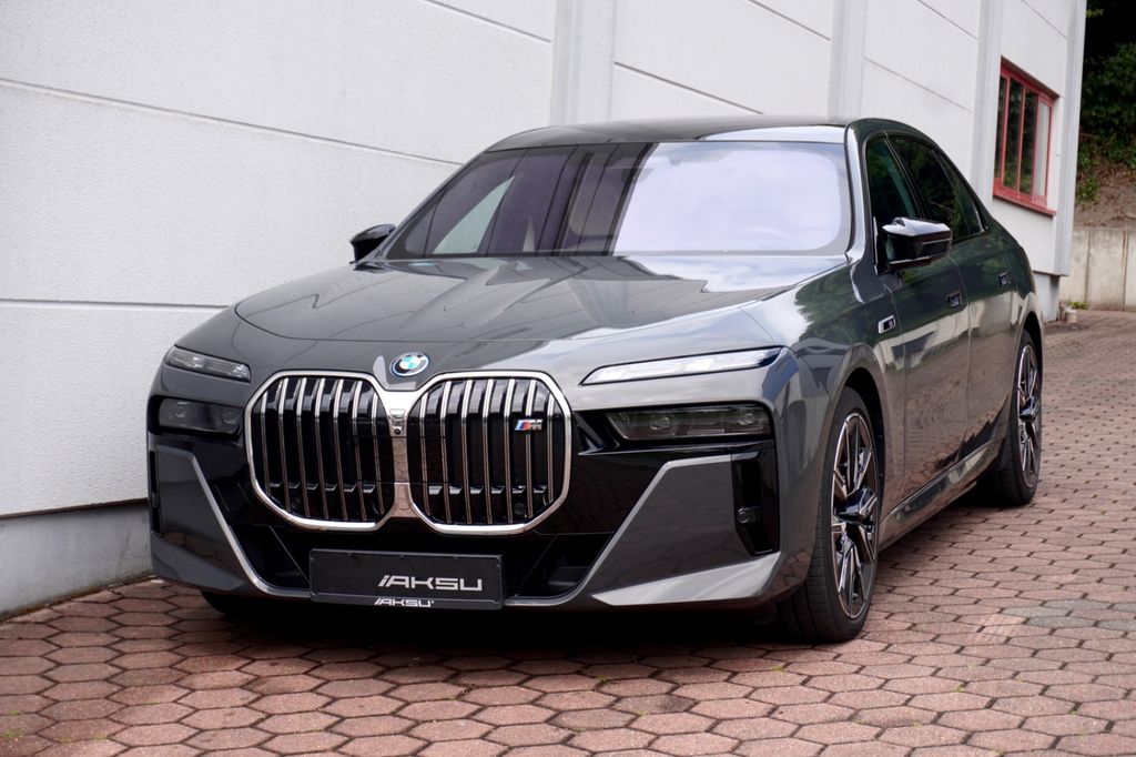 Bild des Angebotes BMW M70°INDIVIDUAL°PANO°SKY-L°CINEMA°B&W°CARBON°ICON