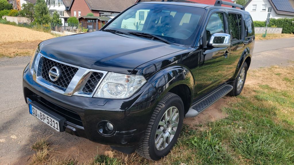 Nissan Pathfinder 2.5 dCi DPF PLATINUM 4WD Automati...