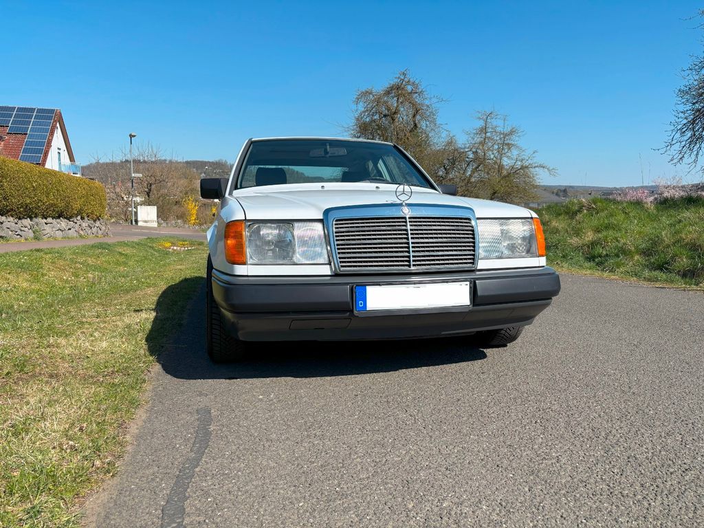Bild des Angebotes Mercedes-Benz W124 E 260 6-Zylinder Automatik *Oldtimer*