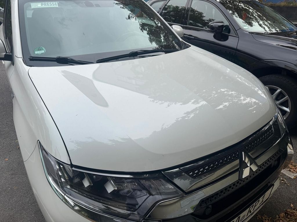 Mitsubishi Outlander 2.4 MIVEC PLUG-IN HYBRID 4WD Plus ...