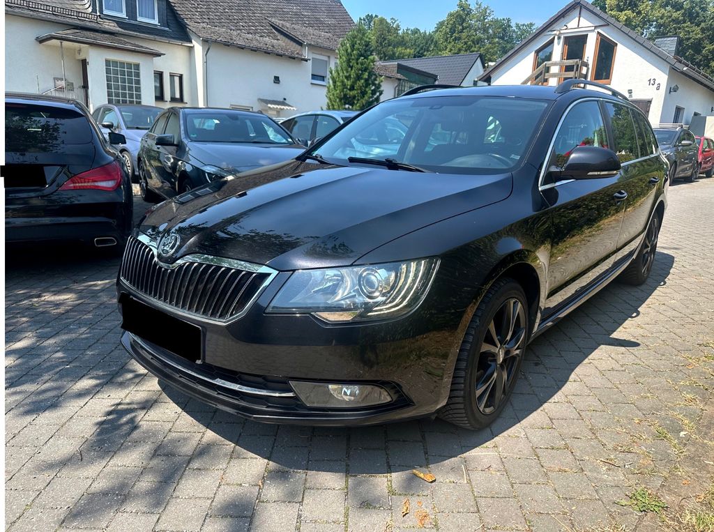 Skoda Superb Combi Exclusive 4x4 DSG Navi AHK PDC