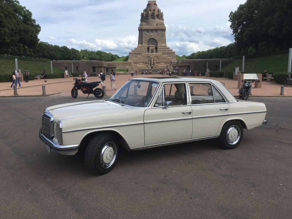 Bild des Angebotes Mercedes-Benz W115 /8 220 - Lenkradschalt - 6 Sitze - Schiebed