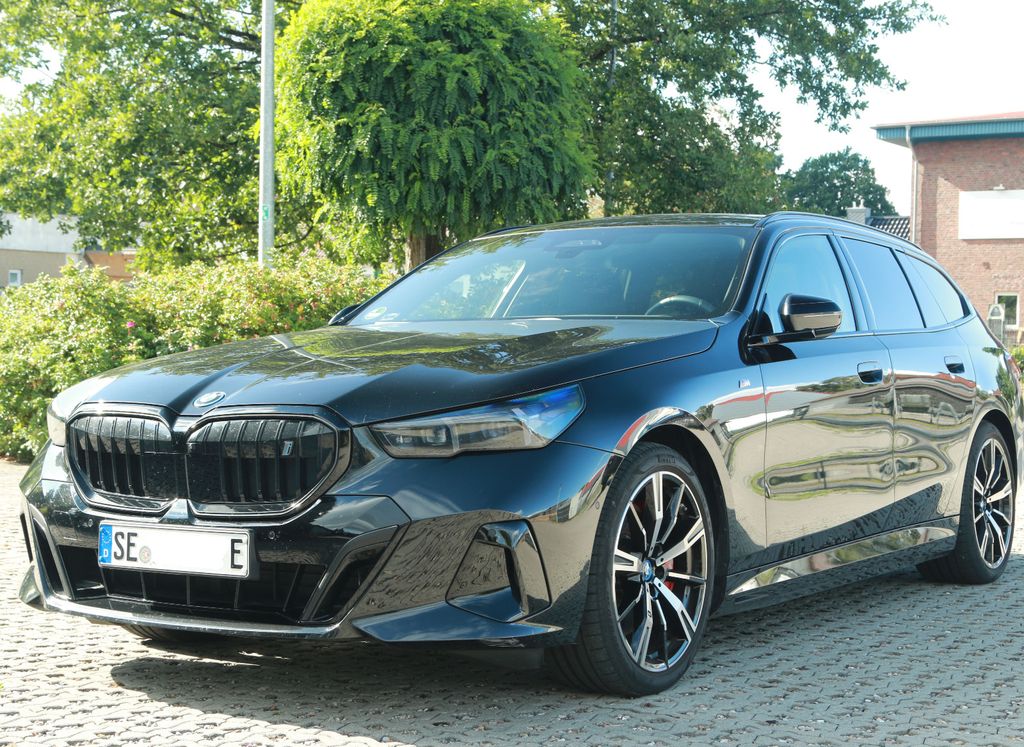 Bild des Angebotes BMW i5 eDrive40 Touring - AHK-Panorama-Autobahn