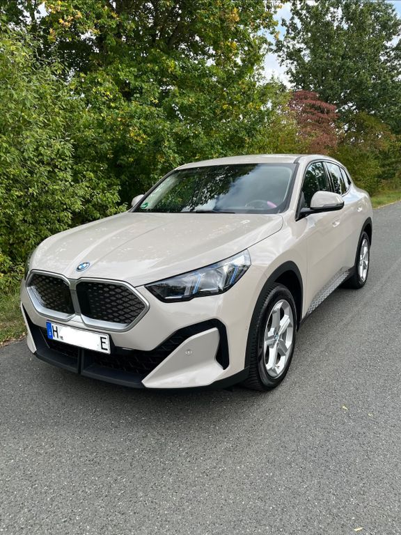 Bild des Angebotes BMW iX2 eDrive20 - Dune Grey